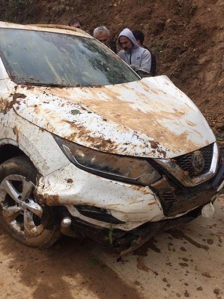 Rize'de aracın kurtarılmasını film izler gibi izlediler 6