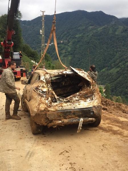 Rize'de aracın kurtarılmasını film izler gibi izlediler 4