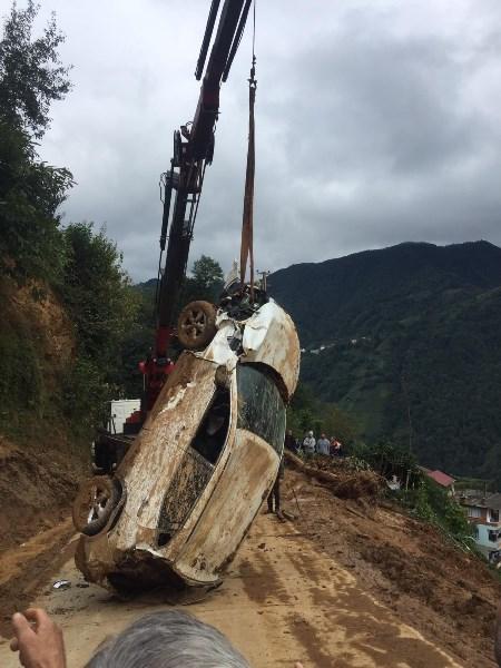 Rize'de aracın kurtarılmasını film izler gibi izlediler 5