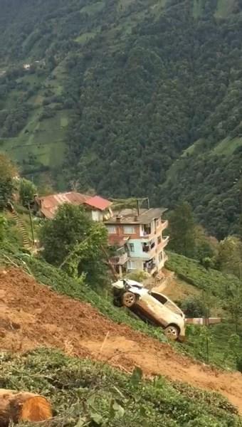 Rize'de aracın kurtarılmasını film izler gibi izlediler 3