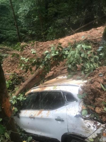 Rize'de aracın kurtarılmasını film izler gibi izlediler 2