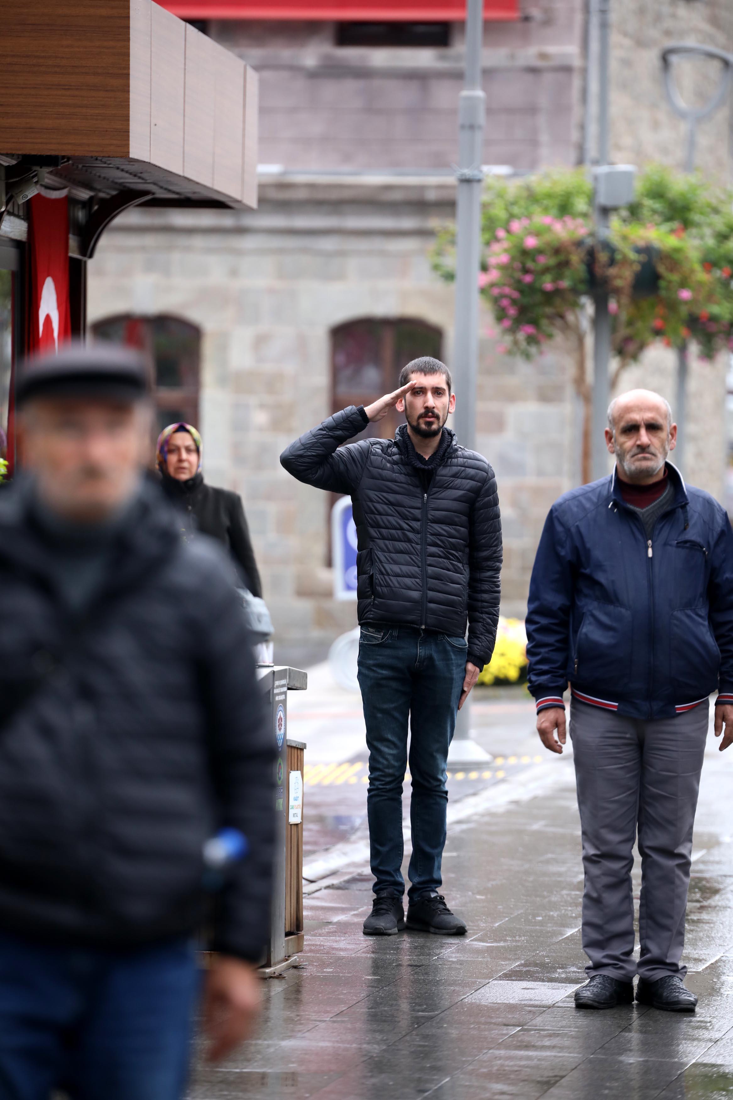 Trabzon'da hayat durdu! Ata'ya saygılarını böyle gösterdiler 2