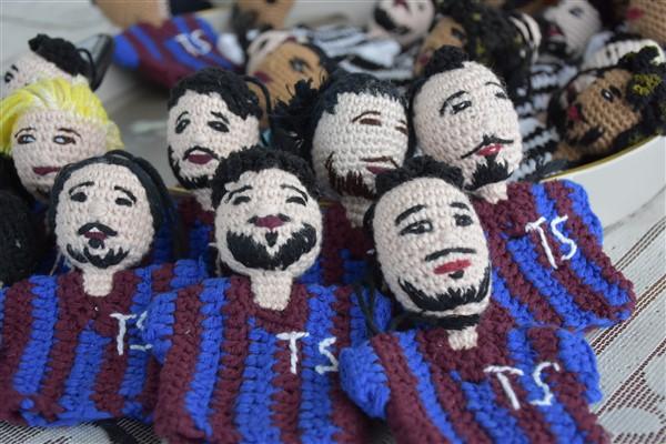 Trabzonlu ev hanımı "futbolcu maskotları" yapıyor 16