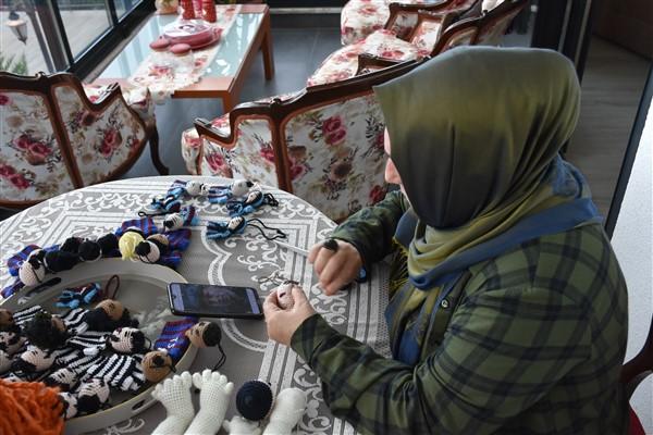 Trabzonlu ev hanımı "futbolcu maskotları" yapıyor 3