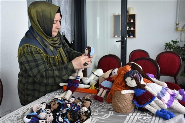 Trabzonlu ev hanımı "futbolcu maskotları" yapıyor 1