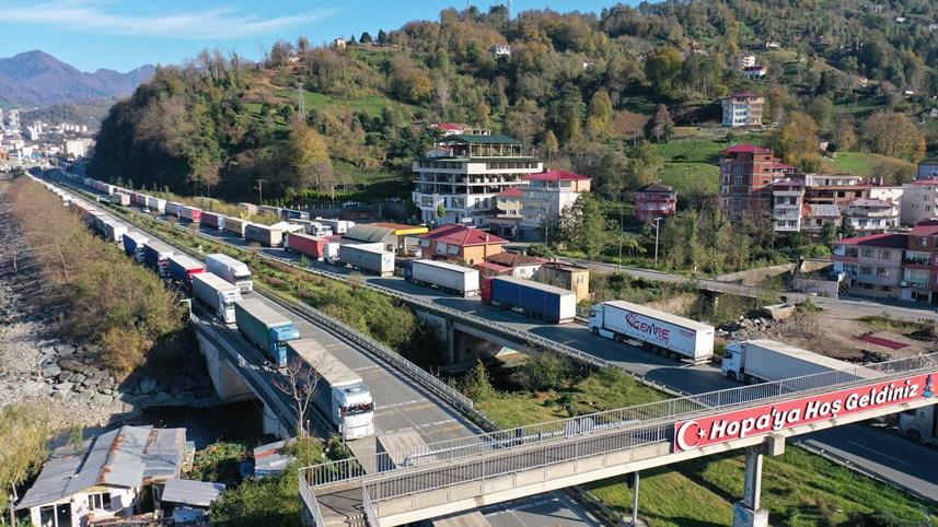 Sarp Sınır Kapısı'nda tır kuyruğu! Tam 8 km. 5