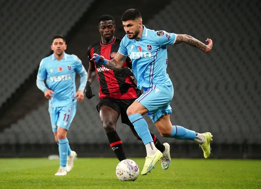 Eski Trabzonsporlu o oyuncuya dikkat çekti! “İyi oynamazsa şampiyonluk hayal” 14