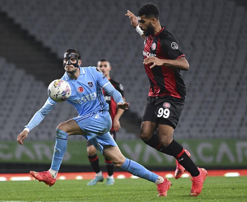 Trabzonspor evinde iyi, deplasmanda kayıp 9