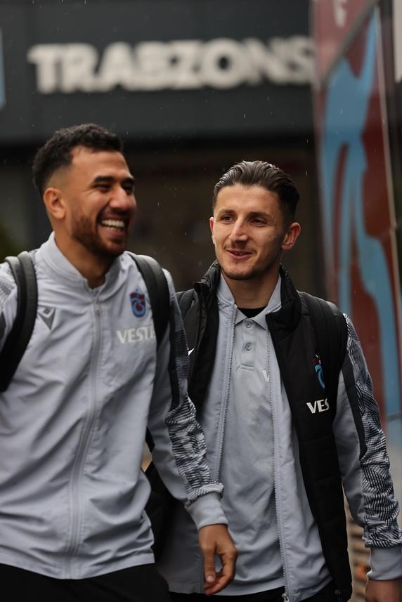 Trabzonspor Alanyaspor maçı için Antalya’ya gitti! 11