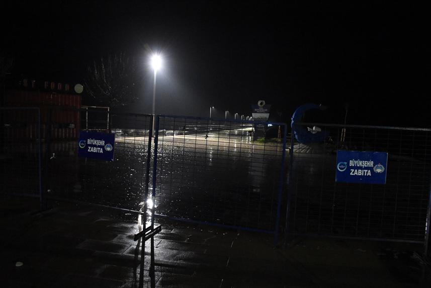 Ordu'da Karadeniz'de dev dalgalar iskeleyi dövdü 10