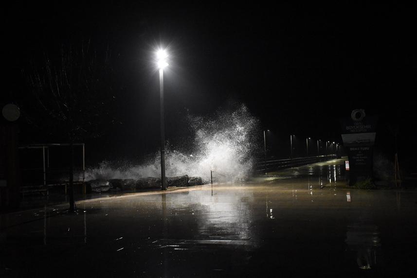 Ordu'da Karadeniz'de dev dalgalar iskeleyi dövdü 9