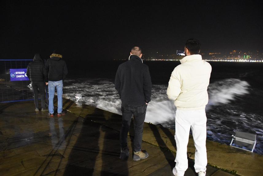 Ordu'da Karadeniz'de dev dalgalar iskeleyi dövdü 7