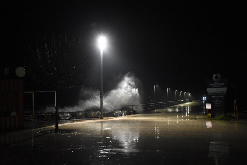 Ordu'da Karadeniz'de dev dalgalar iskeleyi dövdü 6