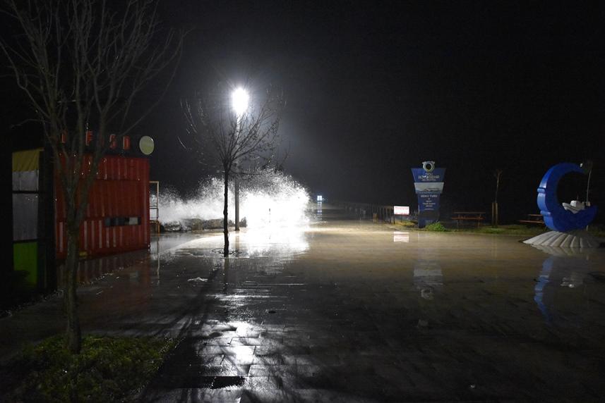 Ordu'da Karadeniz'de dev dalgalar iskeleyi dövdü 5