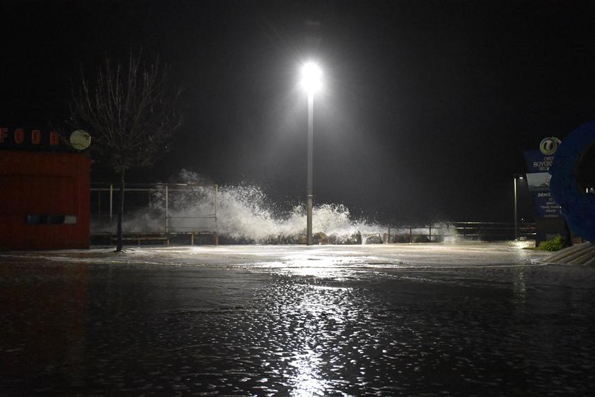 Ordu'da Karadeniz'de dev dalgalar iskeleyi dövdü 4