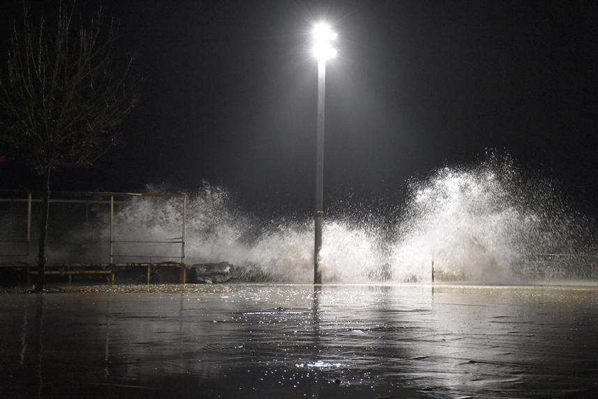 Ordu'da Karadeniz'de dev dalgalar iskeleyi dövdü 3