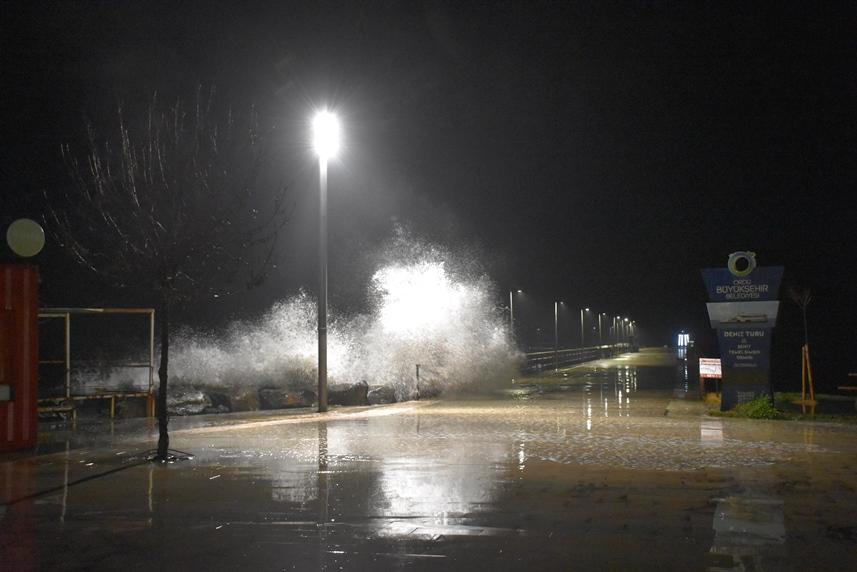 Ordu'da Karadeniz'de dev dalgalar iskeleyi dövdü 2