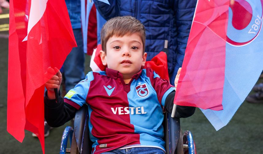 Trabzonspor Başkanı Ahmet Ağaoğlu'nun forma hediyesi öğrencilere ulaştı 12