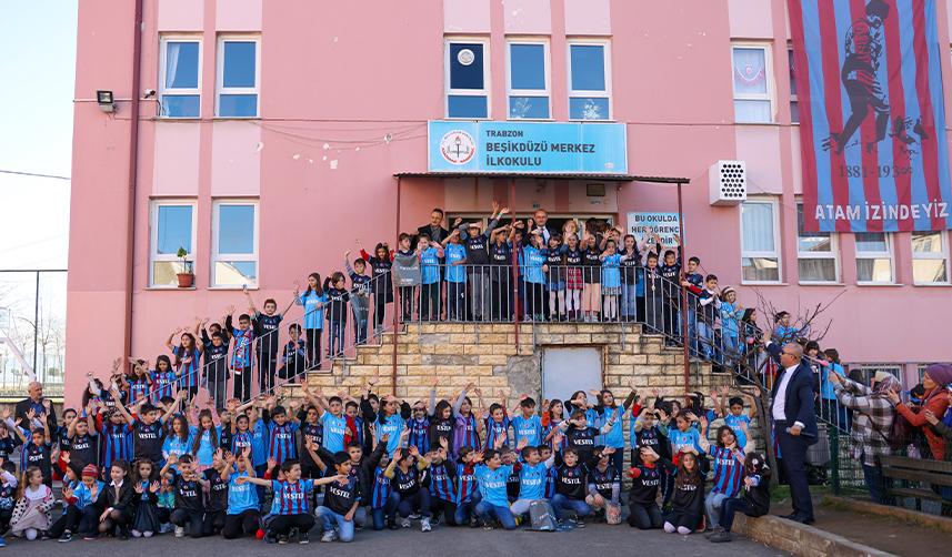 Trabzonspor Başkanı Ahmet Ağaoğlu'nun forma hediyesi öğrencilere ulaştı 5