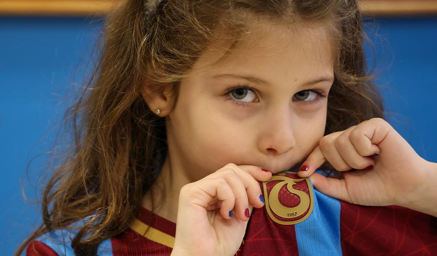 Trabzonspor Başkanı Ahmet Ağaoğlu'nun forma hediyesi öğrencilere ulaştı 8