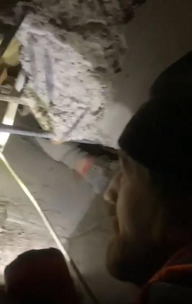 Enkaz altında duygulandıran anlar! Kendisini kurtarmaya gelenin Trabzonlu olduğunu öğrenince böyle tepki verdi 3