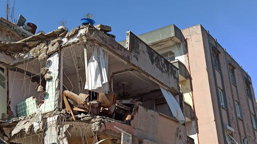 Trabzonlu vatandaş enkaz altından çıktı yardıma koştu 9