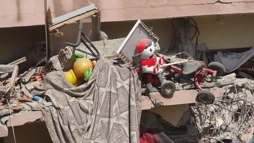 Trabzonlu vatandaş enkaz altından çıktı yardıma koştu 5