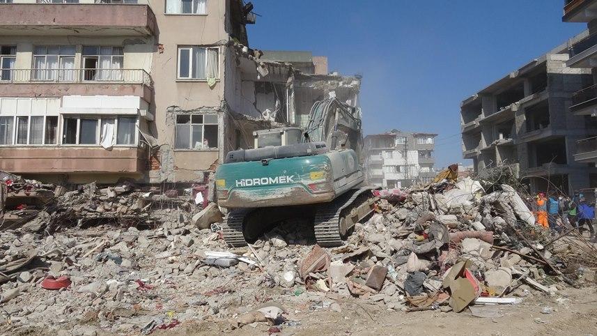 Trabzonlu vatandaş enkaz altından çıktı yardıma koştu 6