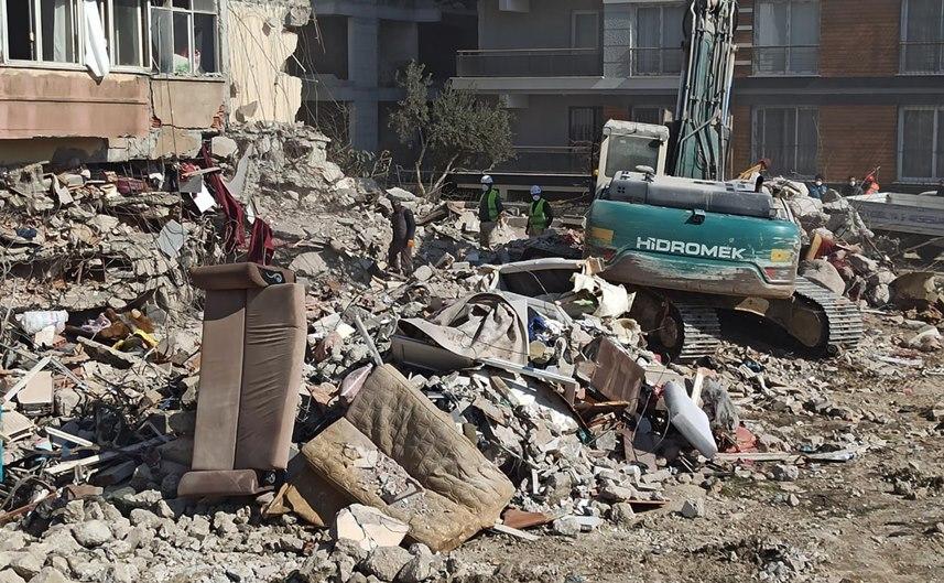 Trabzonlu vatandaş enkaz altından çıktı yardıma koştu 3