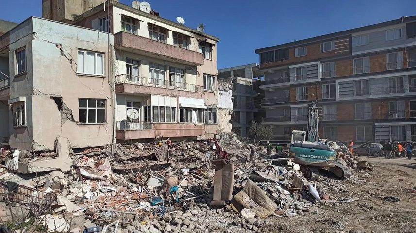 Trabzonlu vatandaş enkaz altından çıktı yardıma koştu 4