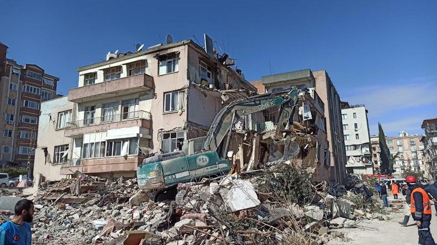 Trabzonlu vatandaş enkaz altından çıktı yardıma koştu 2