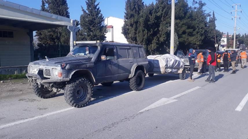 Trabzon'dan giden Off-road'cular, deprem bölgesinde zamanla yarışa 'ışık' oldu 2