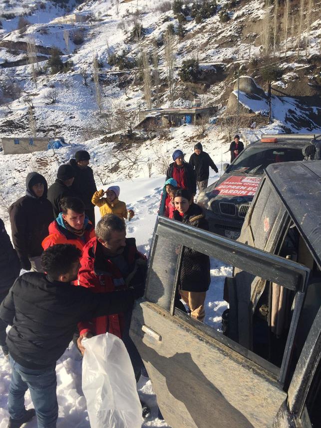 Trabzon'dan giden Off-road'cular, deprem bölgesinde zamanla yarışa 'ışık' oldu 15