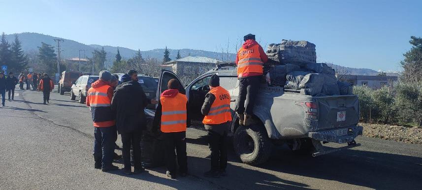 Trabzon'dan giden Off-road'cular, deprem bölgesinde zamanla yarışa 'ışık' oldu 13