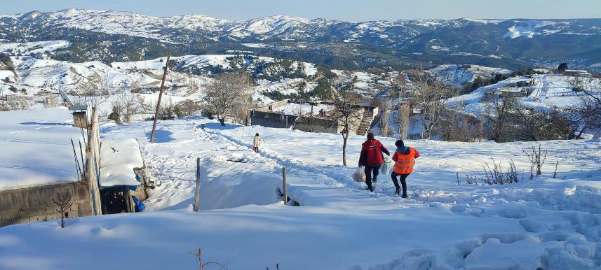 Trabzon'dan giden Off-road'cular, deprem bölgesinde zamanla yarışa 'ışık' oldu 14