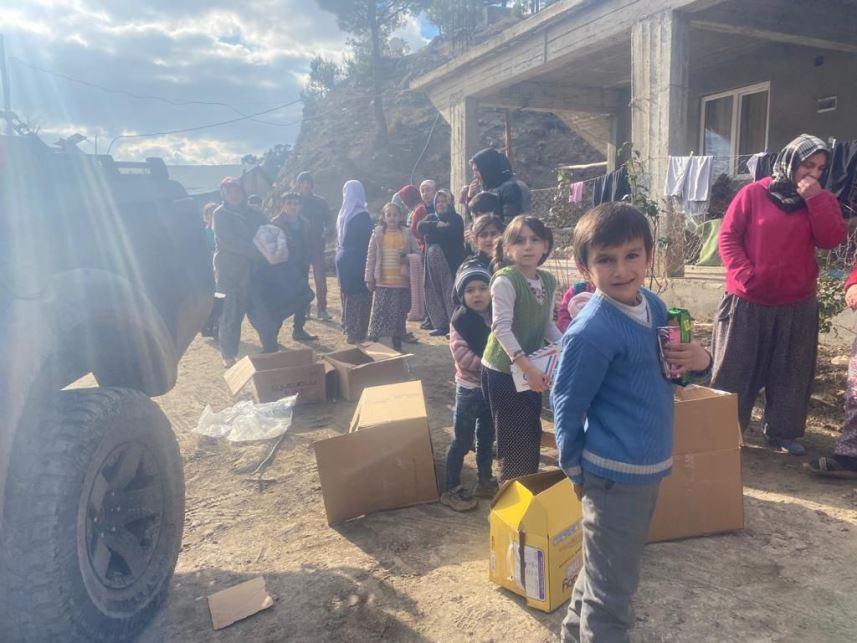 Trabzon'dan giden Off-road'cular, deprem bölgesinde zamanla yarışa 'ışık' oldu 12