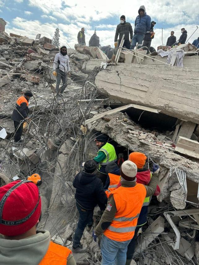 Trabzon'dan giden Off-road'cular, deprem bölgesinde zamanla yarışa 'ışık' oldu 10