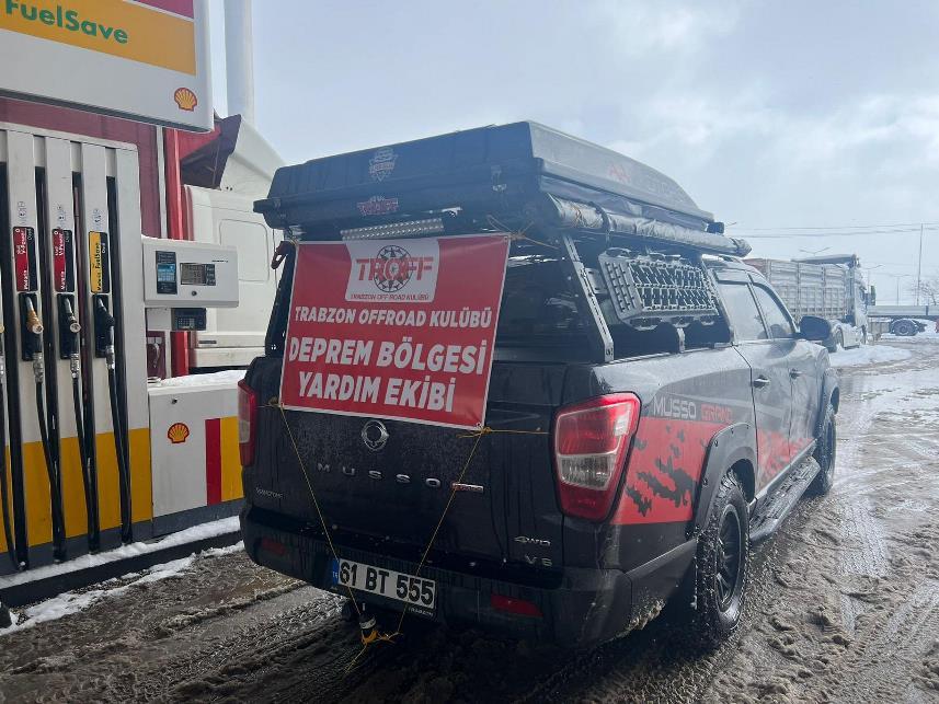 Trabzon'dan giden Off-road'cular, deprem bölgesinde zamanla yarışa 'ışık' oldu 8
