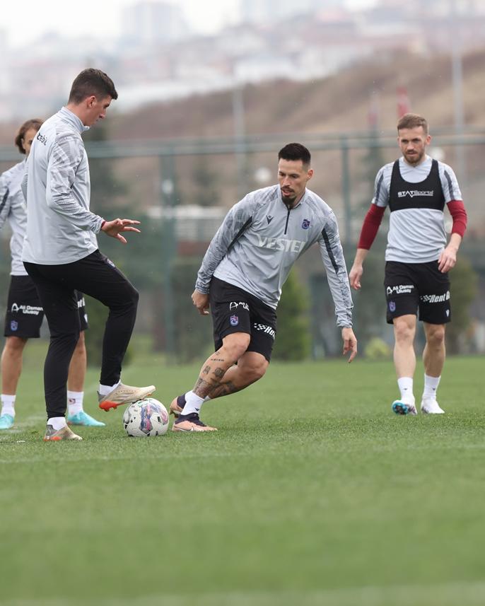 Trabzonspor Süper Lig'in 25. haftasında Adana Demirspor maçı hazırlıklarına başladı 31