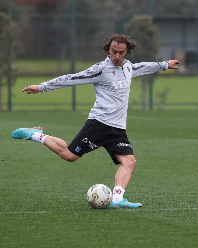 Trabzonspor Süper Lig'in 25. haftasında Adana Demirspor maçı hazırlıklarına başladı 17