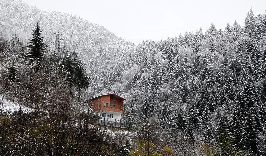 Karadeniz'in yüksek kesimlerinde yağan kar kartpostallık görüntüler oluşturdu 1