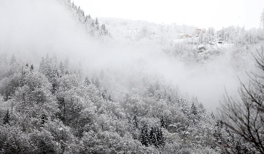 Karadeniz'in yüksek kesimlerinde yağan kar kartpostallık görüntüler oluşturdu 2