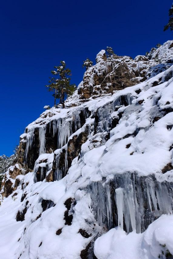 Gümüşhane'de bahar ayında buzdan şelaleler 5