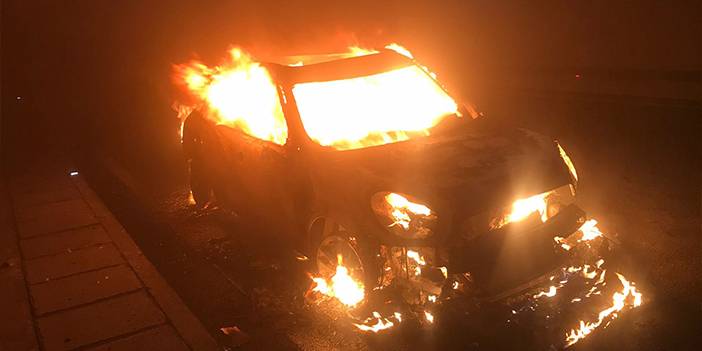 Otomobil yeni Zigana Tüneli'nde alev aldı 1