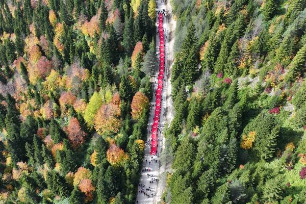 Cumhuriyetin 100. yılında 100 metrelik bayrakla ormanda yürüdüler 3