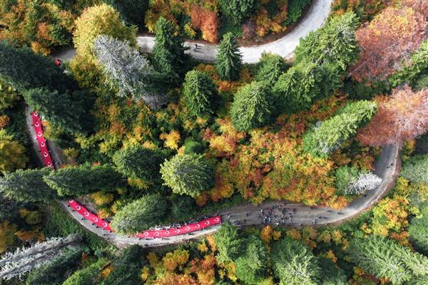 Cumhuriyetin 100. yılında 100 metrelik bayrakla ormanda yürüdüler 7