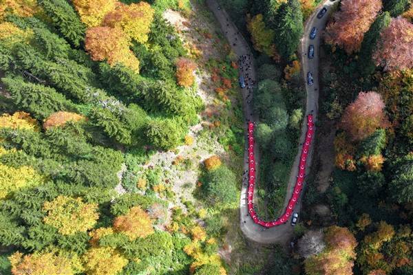 Cumhuriyetin 100. yılında 100 metrelik bayrakla ormanda yürüdüler 8