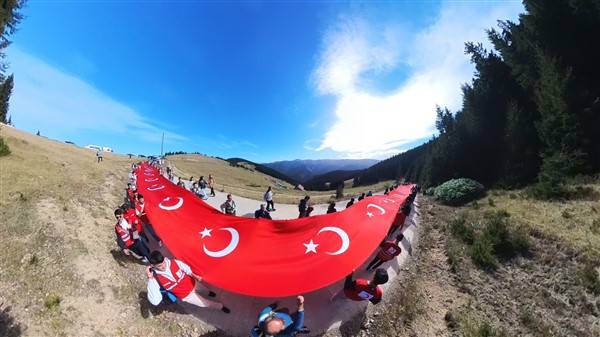 Cumhuriyetin 100. yılında 100 metrelik bayrakla ormanda yürüdüler 10