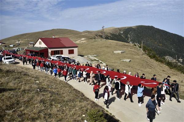 Cumhuriyetin 100. yılında 100 metrelik bayrakla ormanda yürüdüler 11