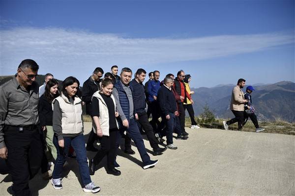 Cumhuriyetin 100. yılında 100 metrelik bayrakla ormanda yürüdüler 12